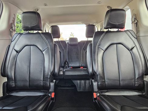 Used 2024 Chrysler Pacifica Touring-L image 25