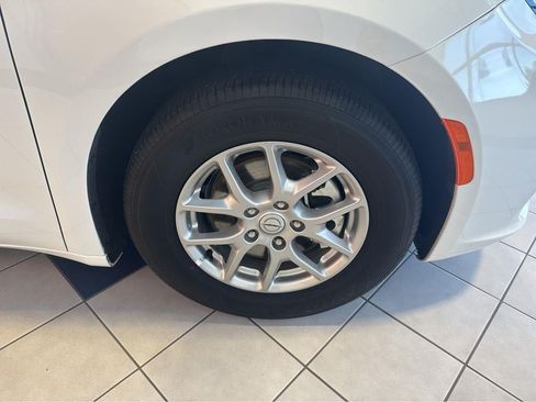 Used 2025 Chrysler Pacifica Select FWD image 6