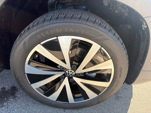 Used 2022 Volkswagen Taos SE FWD image 4