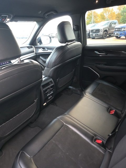 Used 2023 Jeep Grand Cherokee Altitude AWD/4WD image 11