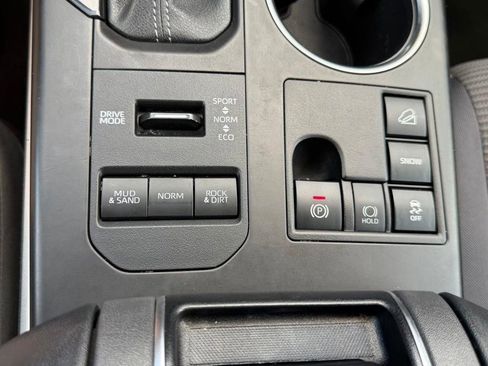 Used 2023 Toyota Highlander LE AWD/4WD image 21