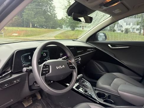 Used 2025 Kia Niro EX FWD image 7