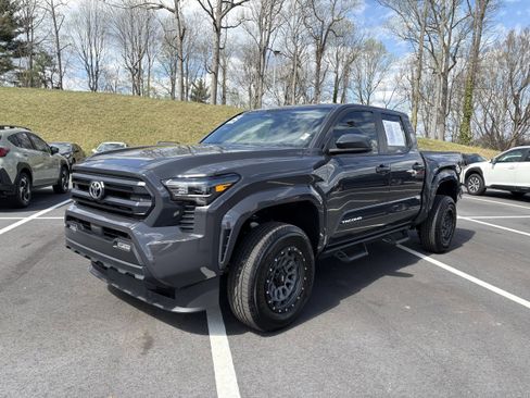 Used 2025 Toyota Tacoma SR5 AWD/4WD image 3