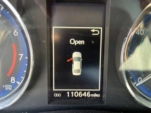 Used 2018 Toyota Corolla SE w/ Carpet Mat Package (TMS) FWD image 7