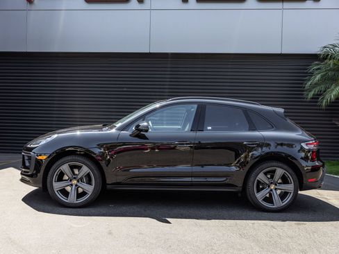 Certified 2026 Porsche Macan AWD/4WD image 2