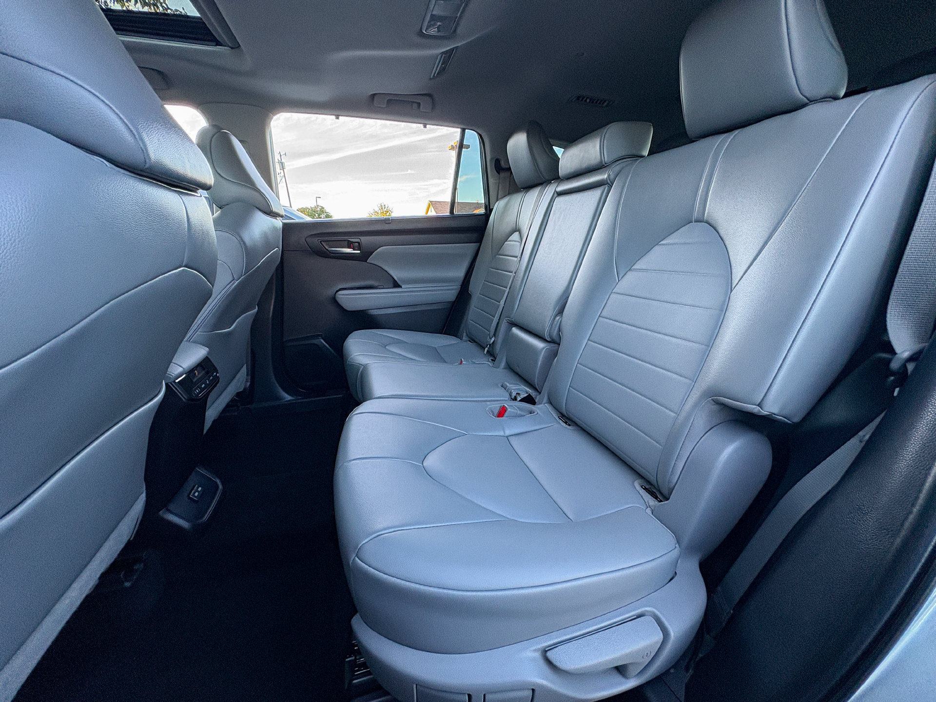 Used 2022 Toyota Highlander XLE AWD/4WD image 25