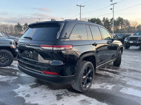 New 2025 Jeep Grand Cherokee Altitude image 9
