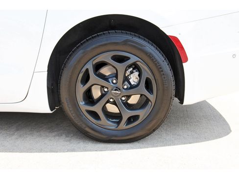 Used 2024 Chrysler Pacifica Limited FWD image 32