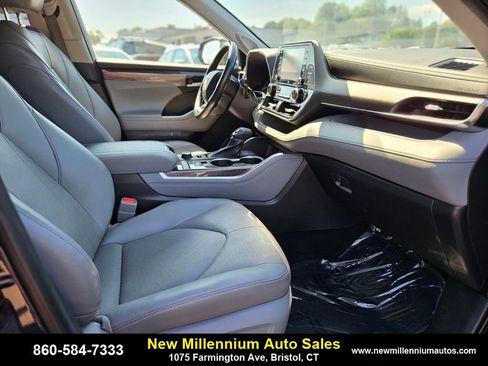 Used 2021 Toyota Highlander Limited image 11