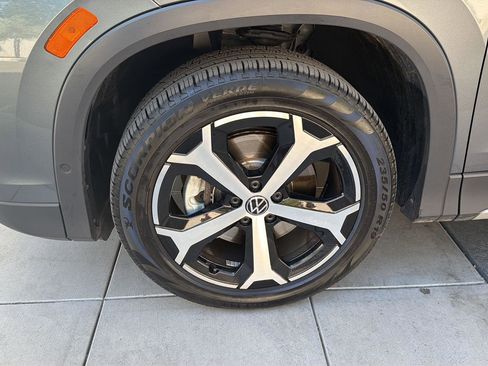 Used 2025 Volkswagen Tiguan SE w/ Panoramic Sunroof Package image 9