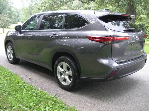 Used 2023 Toyota Highlander LE FWD image 9