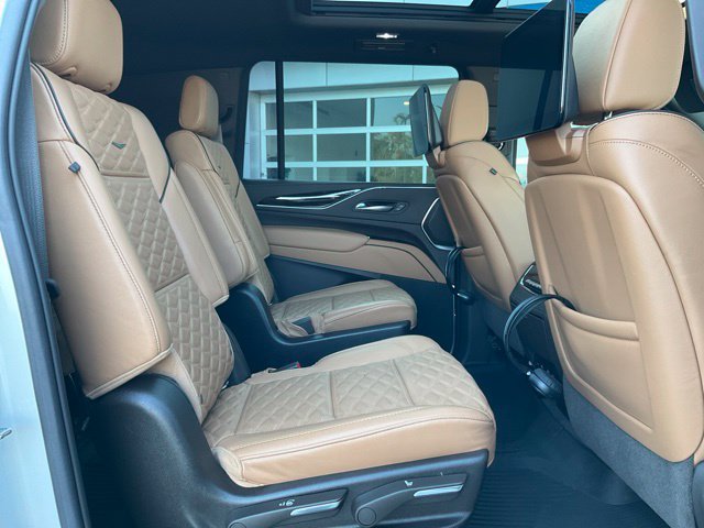 Used 2021 Cadillac Escalade ESV Premium Luxury w/ LPO, Radiant Package AWD/4WD image 28