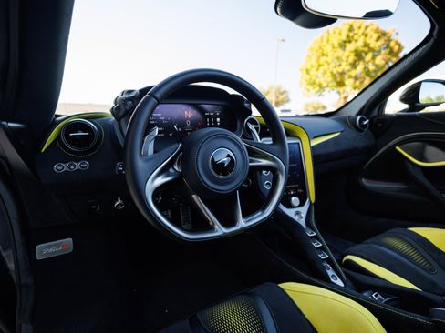 Used 2024 McLaren 750S Spider image 37