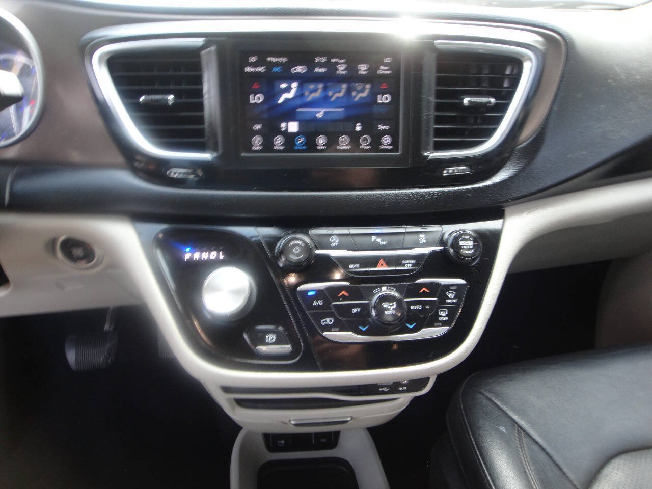 Used 2018 Chrysler Pacifica Touring-L FWD image 8