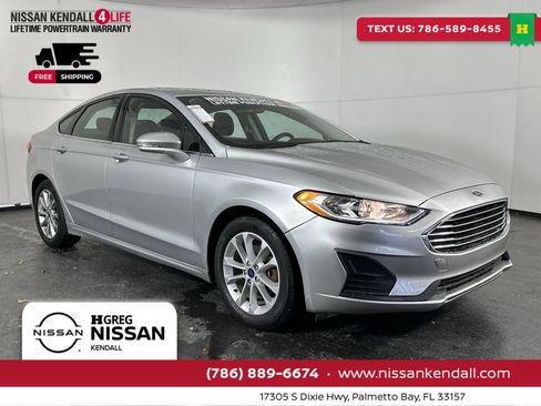 Used 2017 Ford Fusion SE w/ Fusion SE Technology Package image 2