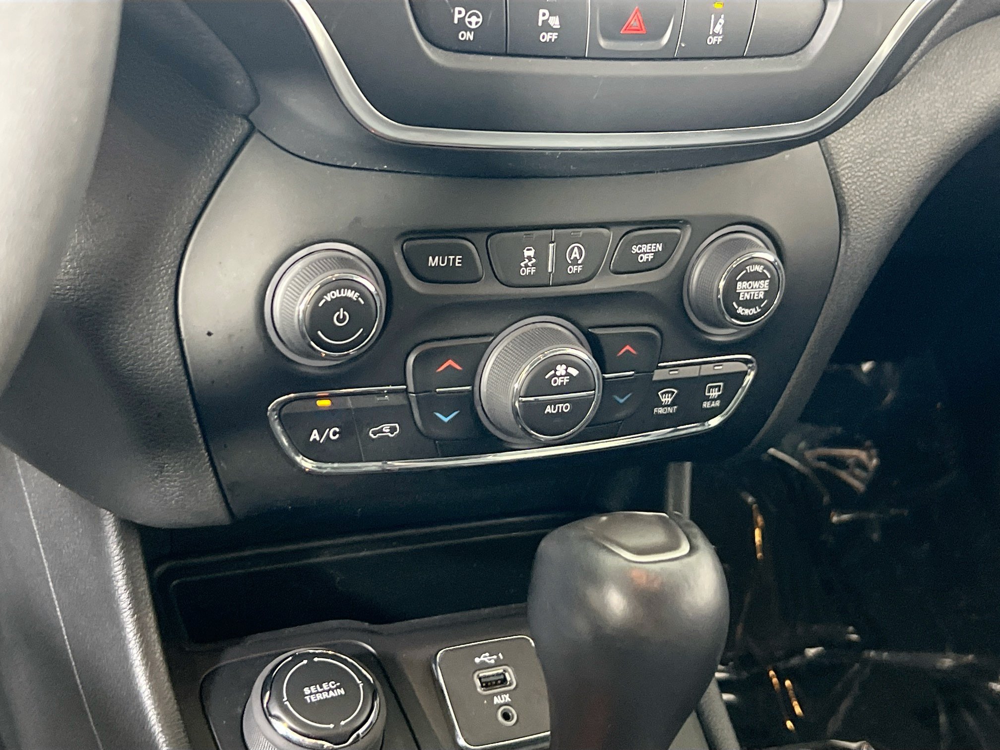Used 2023 Jeep Cherokee Altitude Lux AWD/4WD image 16