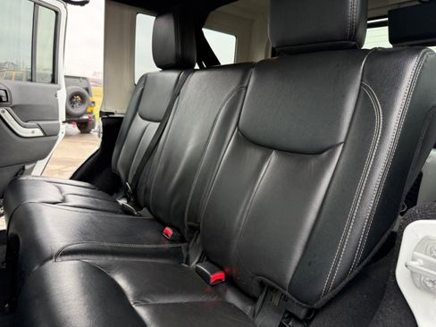 Used 2015 Jeep Wrangler Unlimited Rubicon AWD/4WD image 27