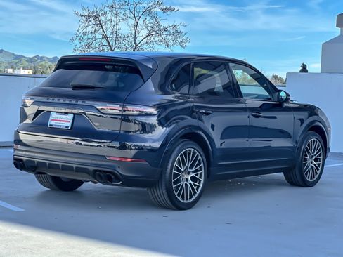 Used 2022 Porsche Cayenne Platinum Edition image 8