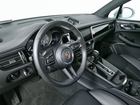 Certified 2025 Porsche Macan image 4