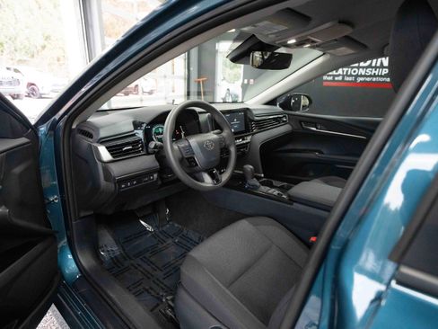 Used 2025 Toyota Camry LE image 8
