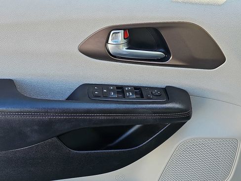 Used 2018 Chrysler Pacifica Touring-L w/ Tire & Wheel Group image 16