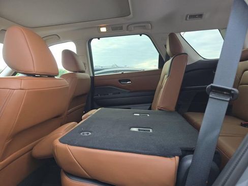 Certified 2025 Nissan Pathfinder Platinum w/ Cargo Package FWD image 4