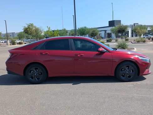 Used 2023 Hyundai Elantra SEL w/ Cargo Package FWD image 6