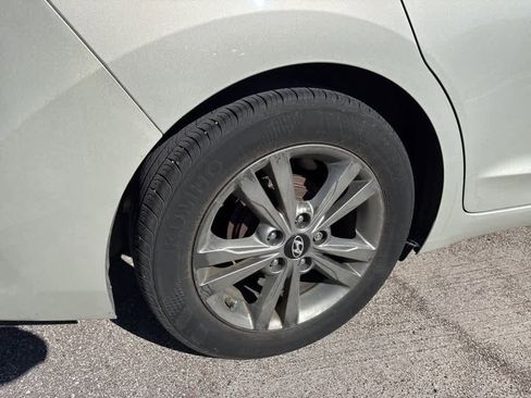Used 2017 Hyundai Elantra SE image 5