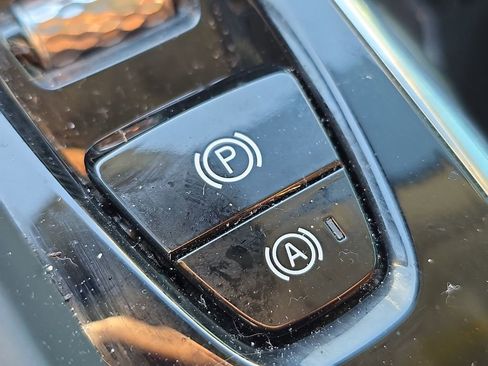 Used 2019 Volvo XC60 T8 Momentum w/ Premium Package image 29