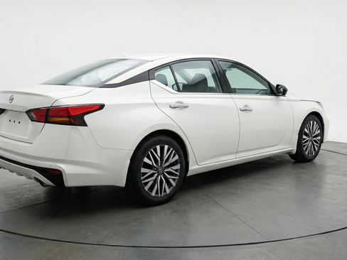 Used 2025 Nissan Altima 2.5 SV FWD image 9