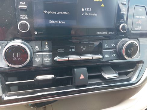 Used 2021 Toyota Highlander XLE FWD image 23