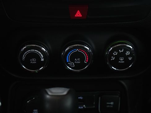 Used 2016 Jeep Renegade Latitude image 18