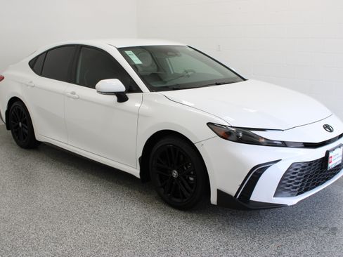 Used 2025 Toyota Camry SE w/ Convenience Package FWD image 4