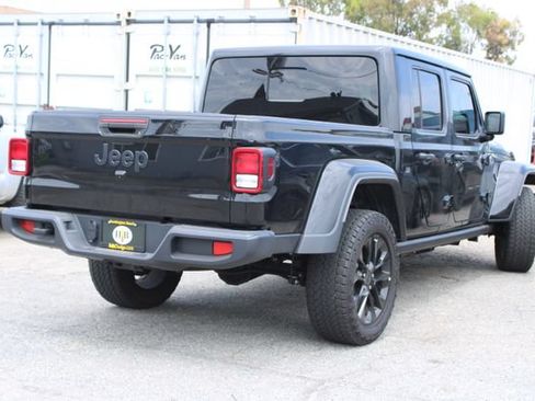 Used 2025 Jeep Gladiator Sport AWD/4WD image 5