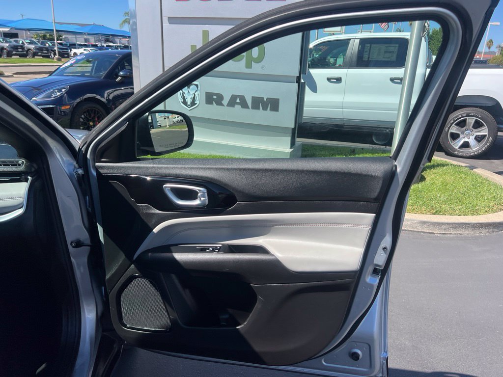 Used 2025 Jeep Compass Limited AWD/4WD image 37
