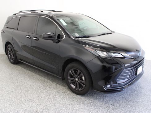 Used 2024 Toyota Sienna XLE Woodland Edition AWD/4WD image 4