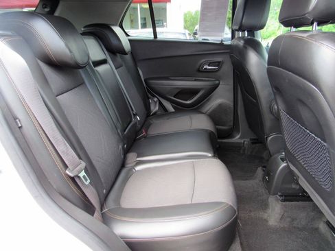 Used 2017 Chevrolet Trax LT w/ LT Convenience Package AWD/4WD image 7
