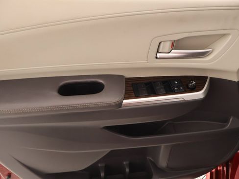 Used 2022 Toyota Sienna XLE FWD image 17