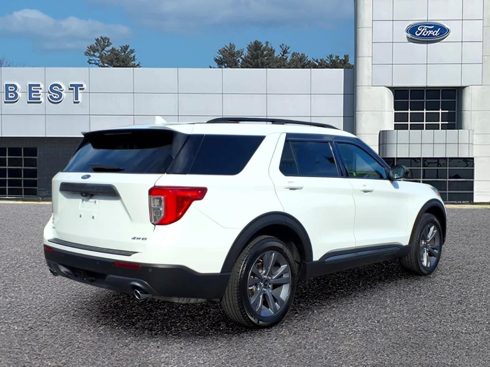 Used 2024 Ford Explorer XLT w/ Equipment Group 202A AWD/4WD image 8