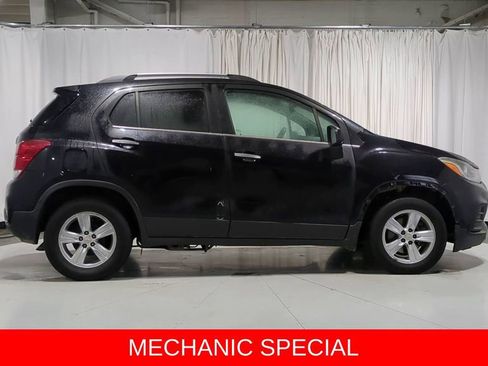 Used 2018 Chevrolet Trax LT w/ LT Convenience Package image 9