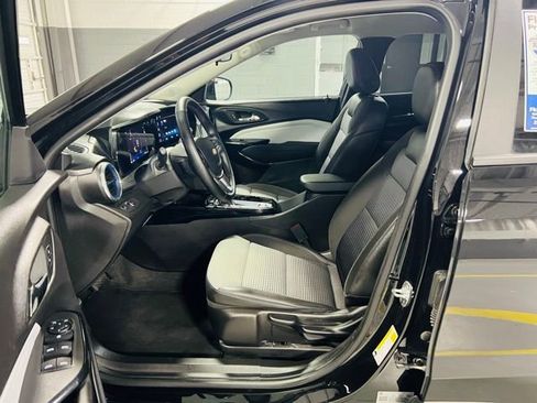 Used 2025 Chevrolet Trax LT w/ LT Convenience Package FWD image 20
