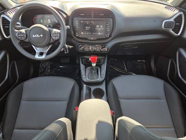 Used 2025 Kia Soul LX w/ LX Technology Package FWD image 17
