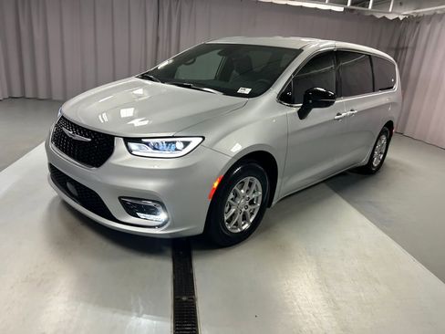 New 2026 Chrysler Pacifica Select image 3