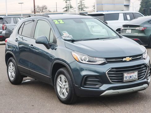 Certified 2022 Chevrolet Trax LT w/ LT Convenience Package image 5