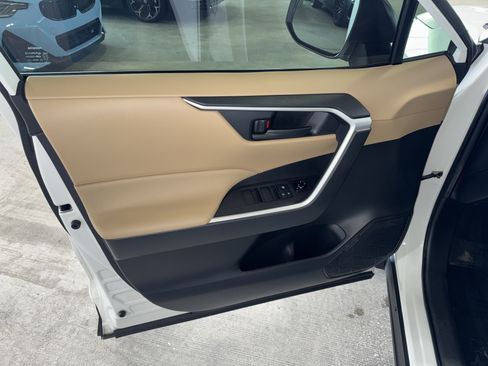 Used 2019 Toyota RAV4 LE FWD image 18