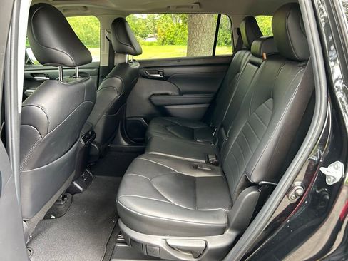 Used 2024 Toyota Highlander XLE FWD image 14
