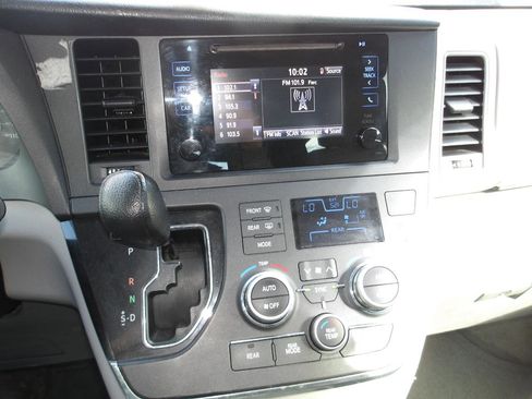 Used 2015 Toyota Sienna L FWD image 19
