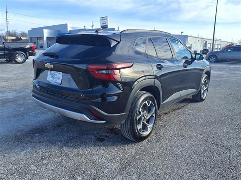 Used 2025 Chevrolet Trax LT w/ LT Convenience Package image 17