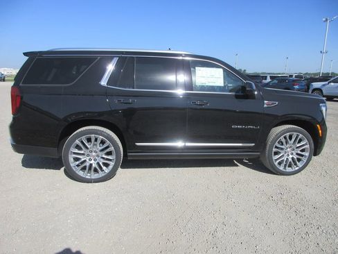 New 2026 GMC Yukon Denali w/ Denali Reserve Package AWD/4WD image 3