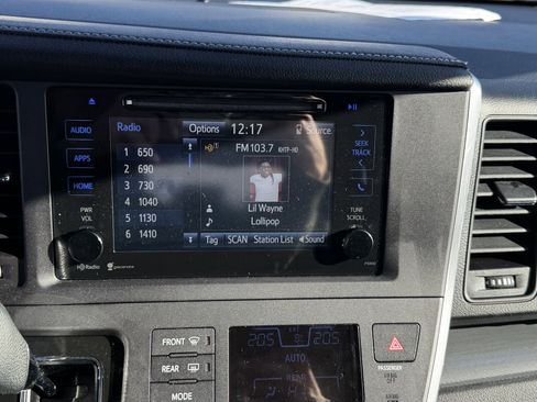 Used 2015 Toyota Sienna SE image 24